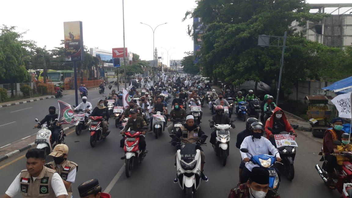 Aksi konvoi gabungan ormas Islam di Kota Makassar dalam rangka mengecam tindakan penghinaan terhadap Nabi Muhammad Shallallahu 'alaihi wassalam di Prancis., beberapa waktu yang lalu.