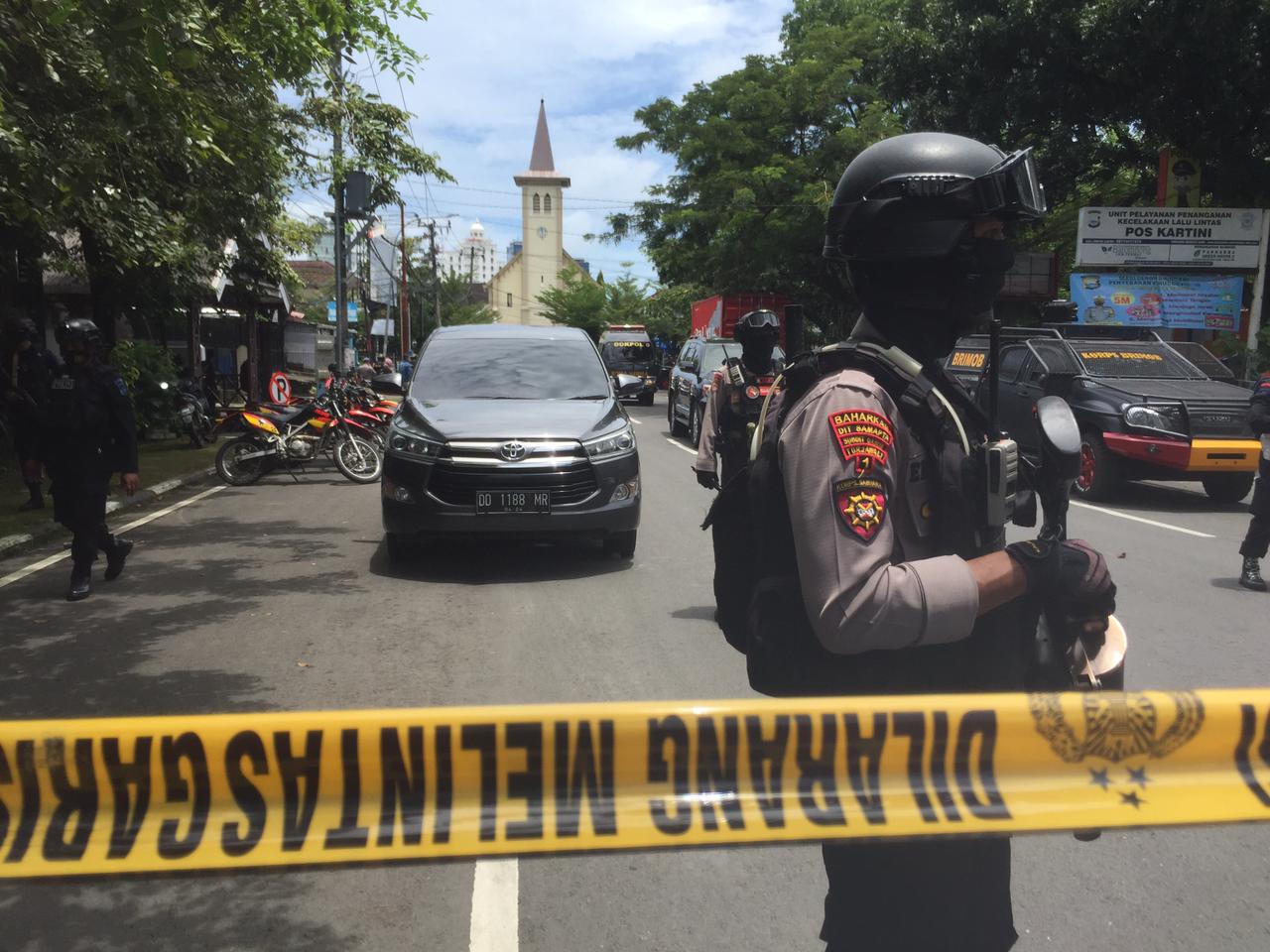 Polisi bersenjata lengkap berjaga di sekitar TKP ledakan bom bunuh diri di pintu gerbang Gereja Katedral Makassar, pada Ahad (28/3/2021). Dok. Pilarindonesia.com 