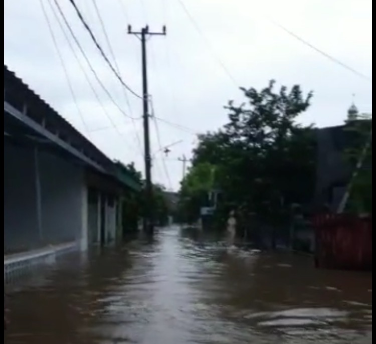 Kondisi banjir yang merendam permukiman warga di Blok 8, Perumnas Antang, Kota Makassar.