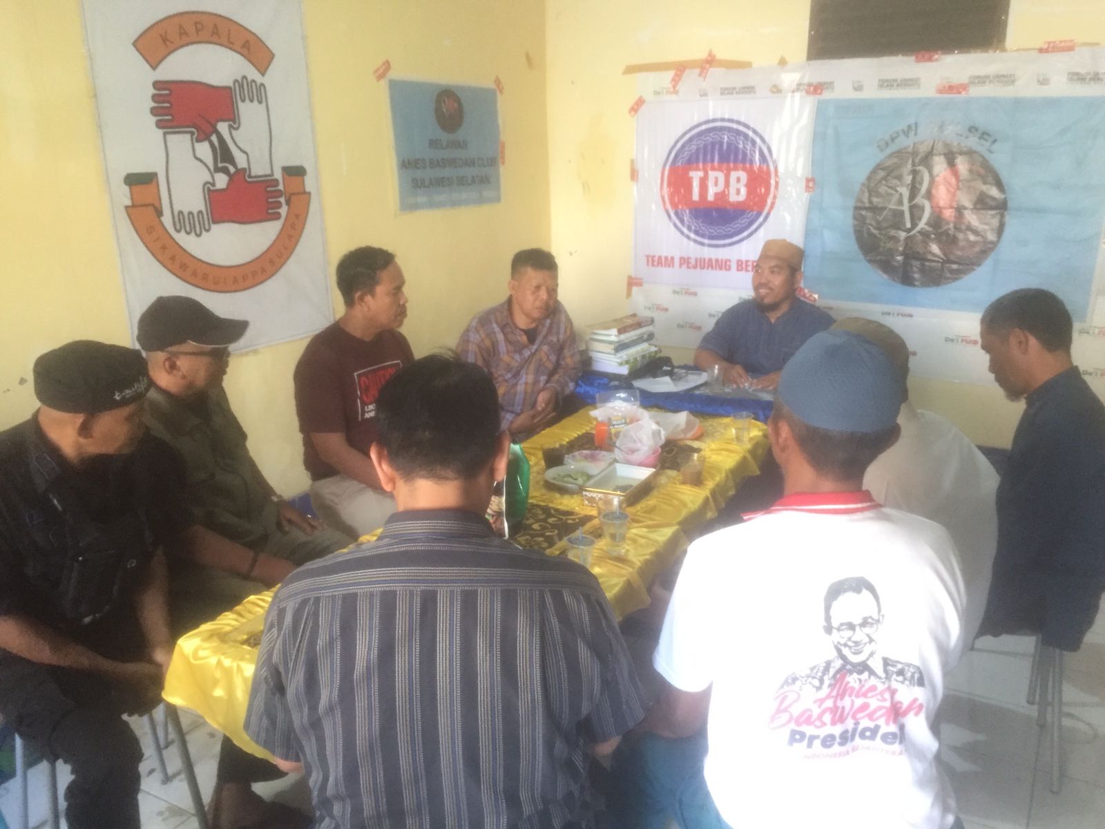 Ustadz Muchtar Daeng Lau saat menggelar rapat koordinasi dengan anggota Tim Pejuang Bersatu.