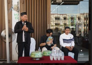 Ustadz Askar Yaman tampil memberikan tausiyah dalam acara Grand Opening Distro Muslim Makassar Cabang Perintis Kemerdekaan, Kota Makasssar, pada Ahad (30/7/2023).