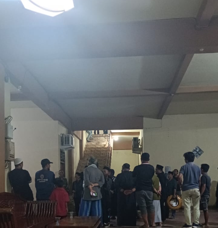 Gabungan aktivis ormas Islam dan perwakilan masyarakat Polewali Mandar, Sulsel, saat mendatangi hotel tempat pengikut Syiah menggelar acara.