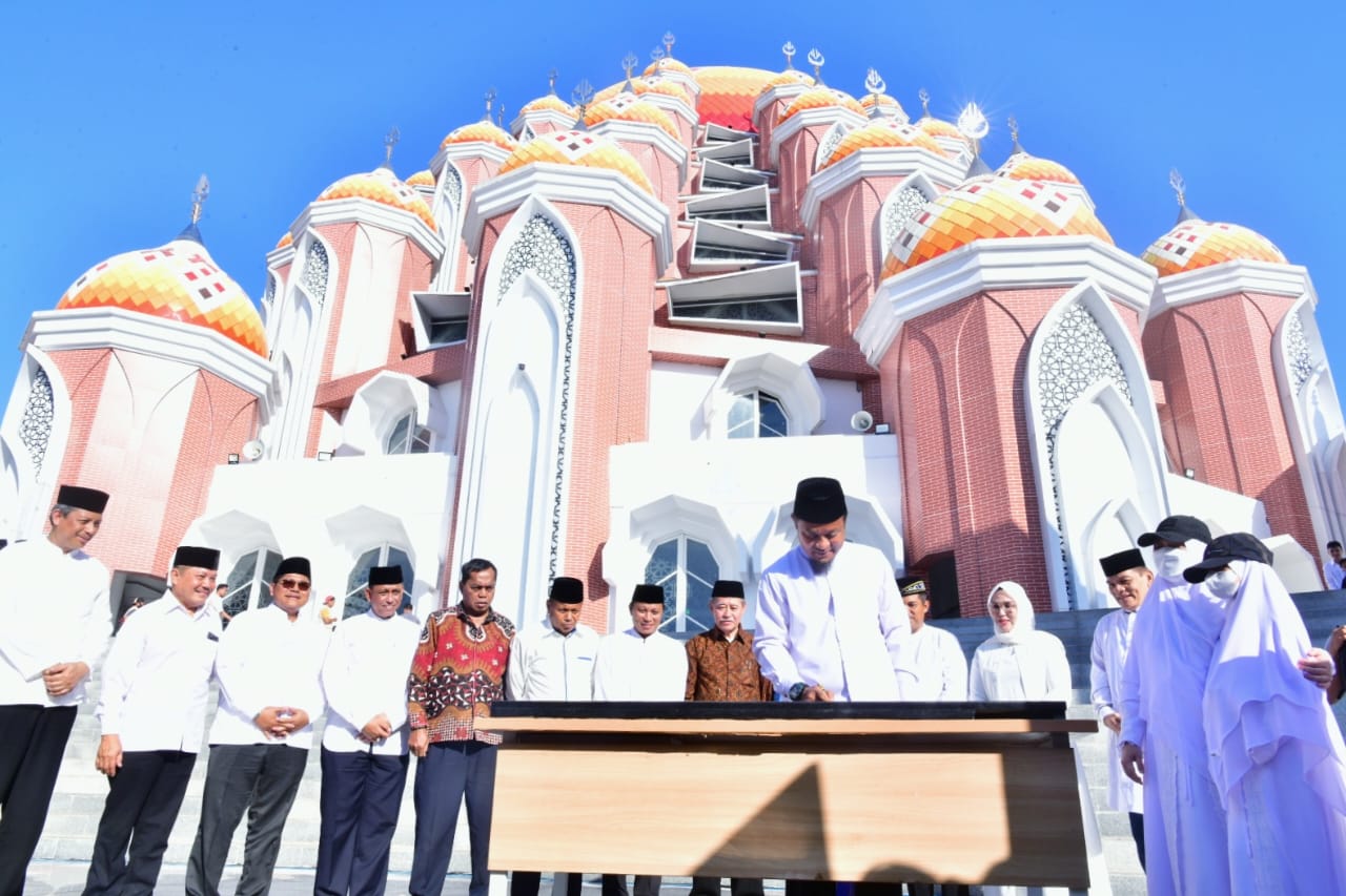 Gubernur Sulsel, Andi Sudirman Sulaiman, meresmikan Masjid Kubah 99 Asmaul Husna, Kota Makassar, Ahad (20/8/2023).