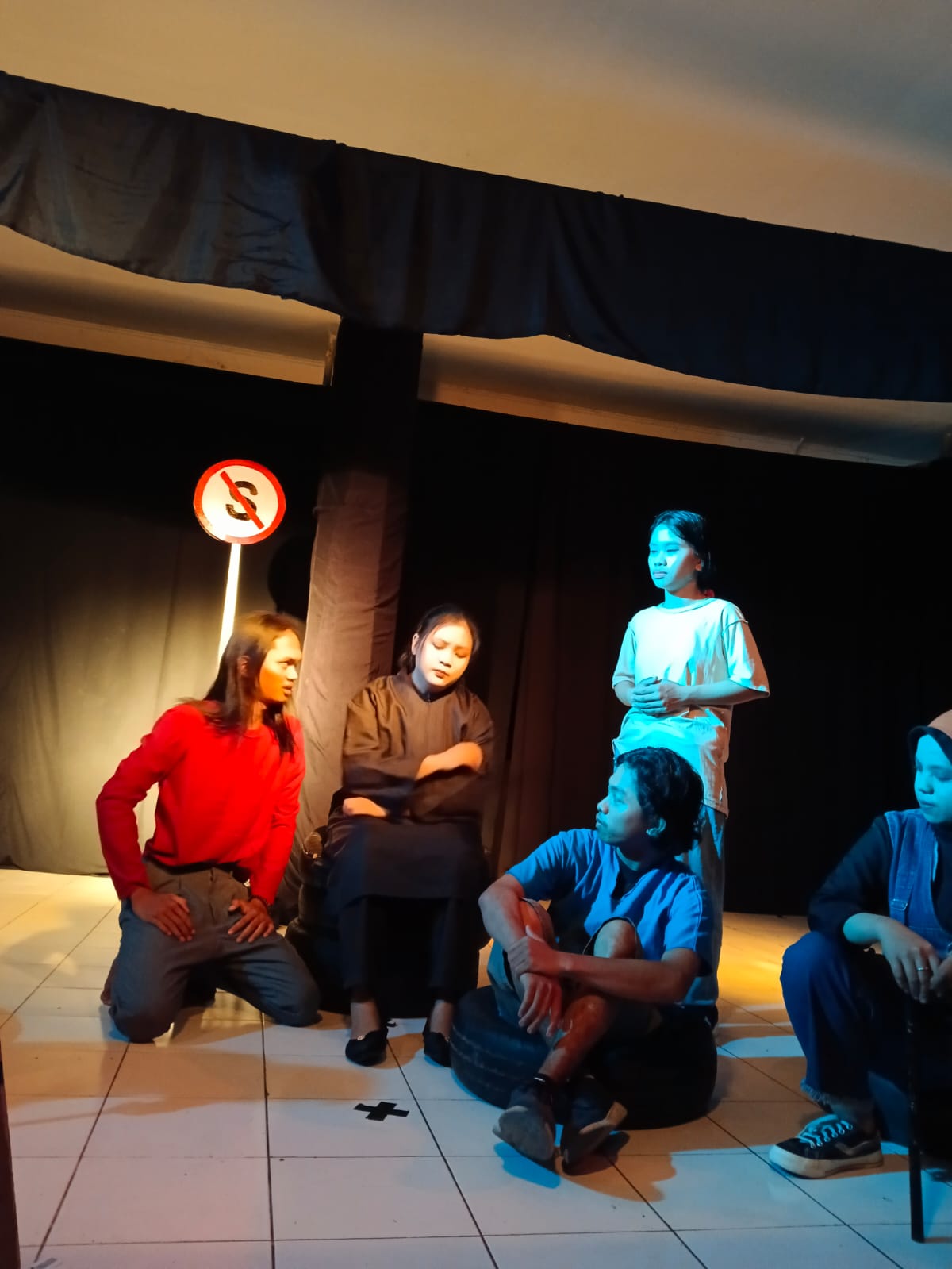 Potret Adegan Pengadilan Jalanan Karya Aspar Paturusi, Dipersembahkan Oleh UKM Teater Kampus Unhas (27/8/23).