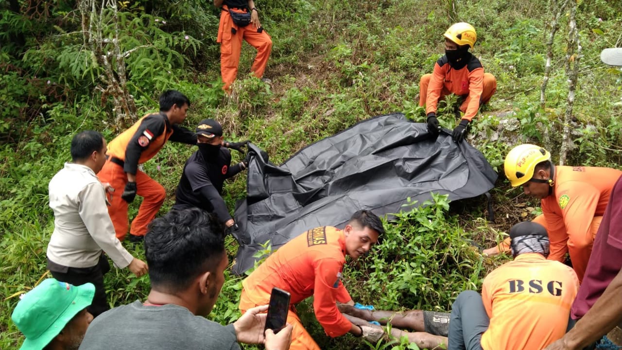 Tim SAR gabungan mengevakuasi jenazah lansia di Tana Toraja. Dok. Basarnas