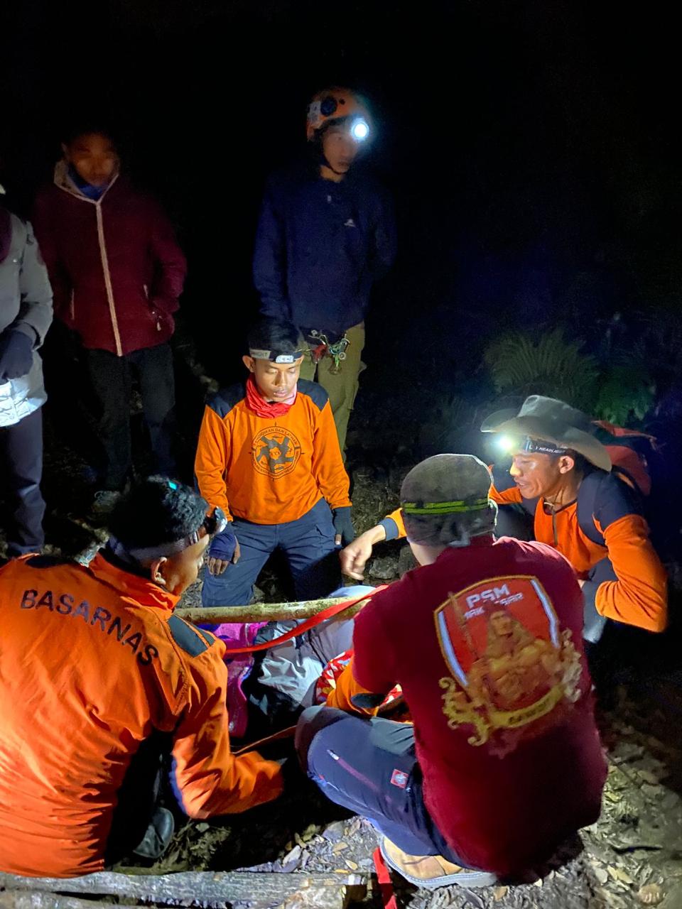 Tim SAR Gabungan melakukan evakuasi terhadap seorang pendaki Gunung Bawakareng, Gowa. Foto: Basarnas Sulsel.