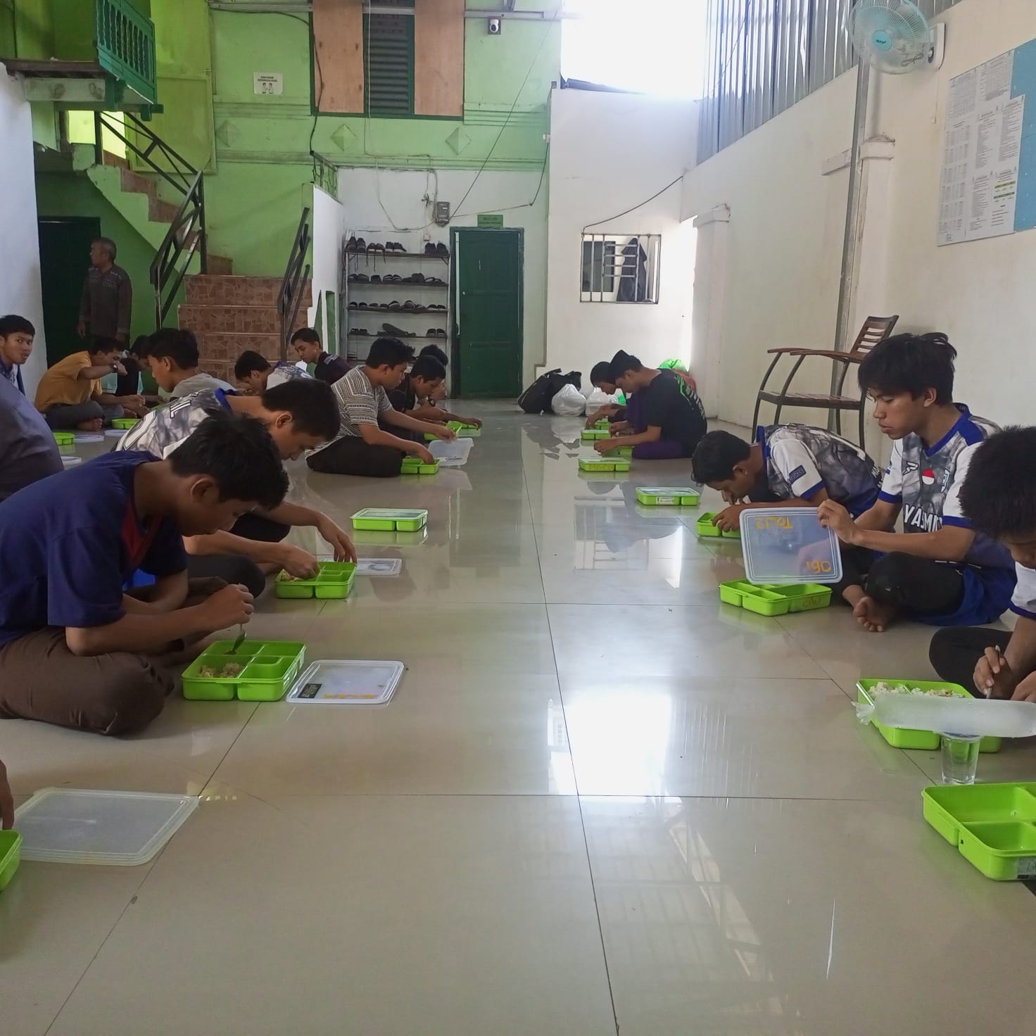Pondok Pesantren Yasmin Makassar bersantap daging dari WIZ.