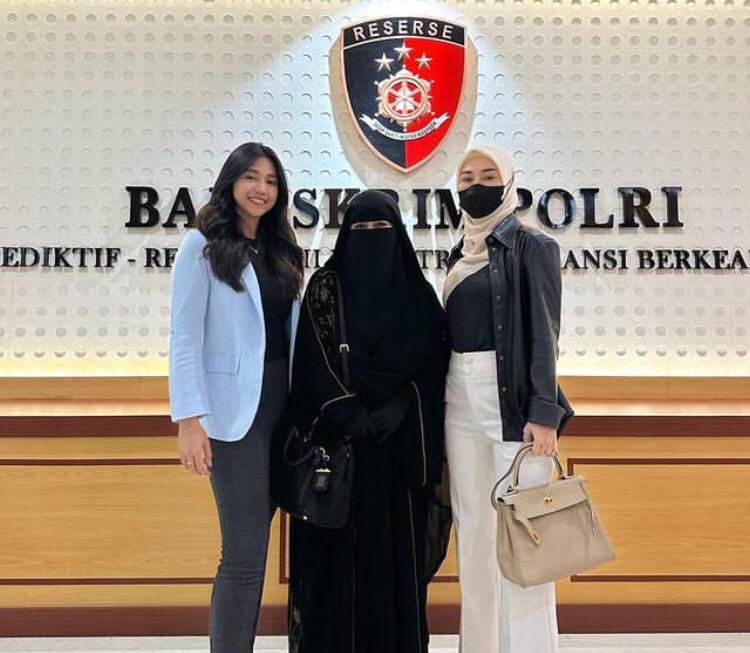 Ummi Pipik (tengah) usai melapor di Bareskrim Mabes Polri. Foto: Instagram Ummi Pipik