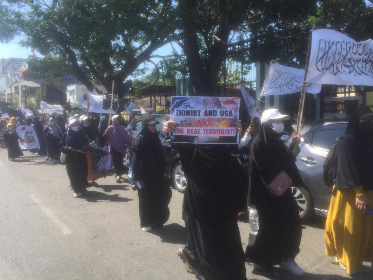 Kalangan Muslimah yang tergabung dalam Aliansi Masyarakat Sulsel, menggelar aksi solidaritas untuk Palestina, di DPRD Sulsel, Kota Makassar, pada Jumat (13/10/2023). Dok. Pilarindonesia.com