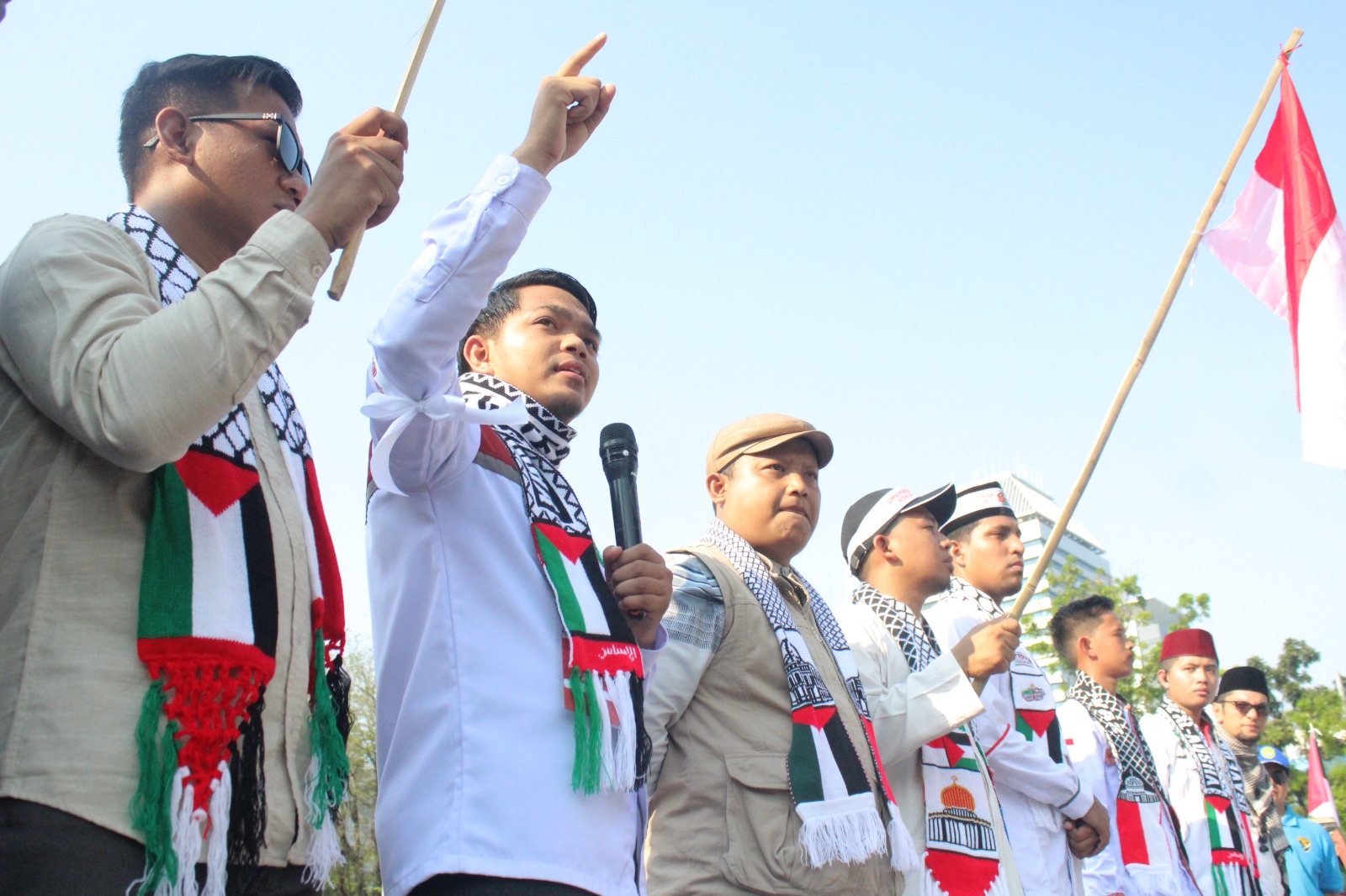 Ketua Umum Lidmi, Asrullah, saat berorasi dalam Aksi Bela Palestina, di Jakarta, Sabtu (28/10/2023).