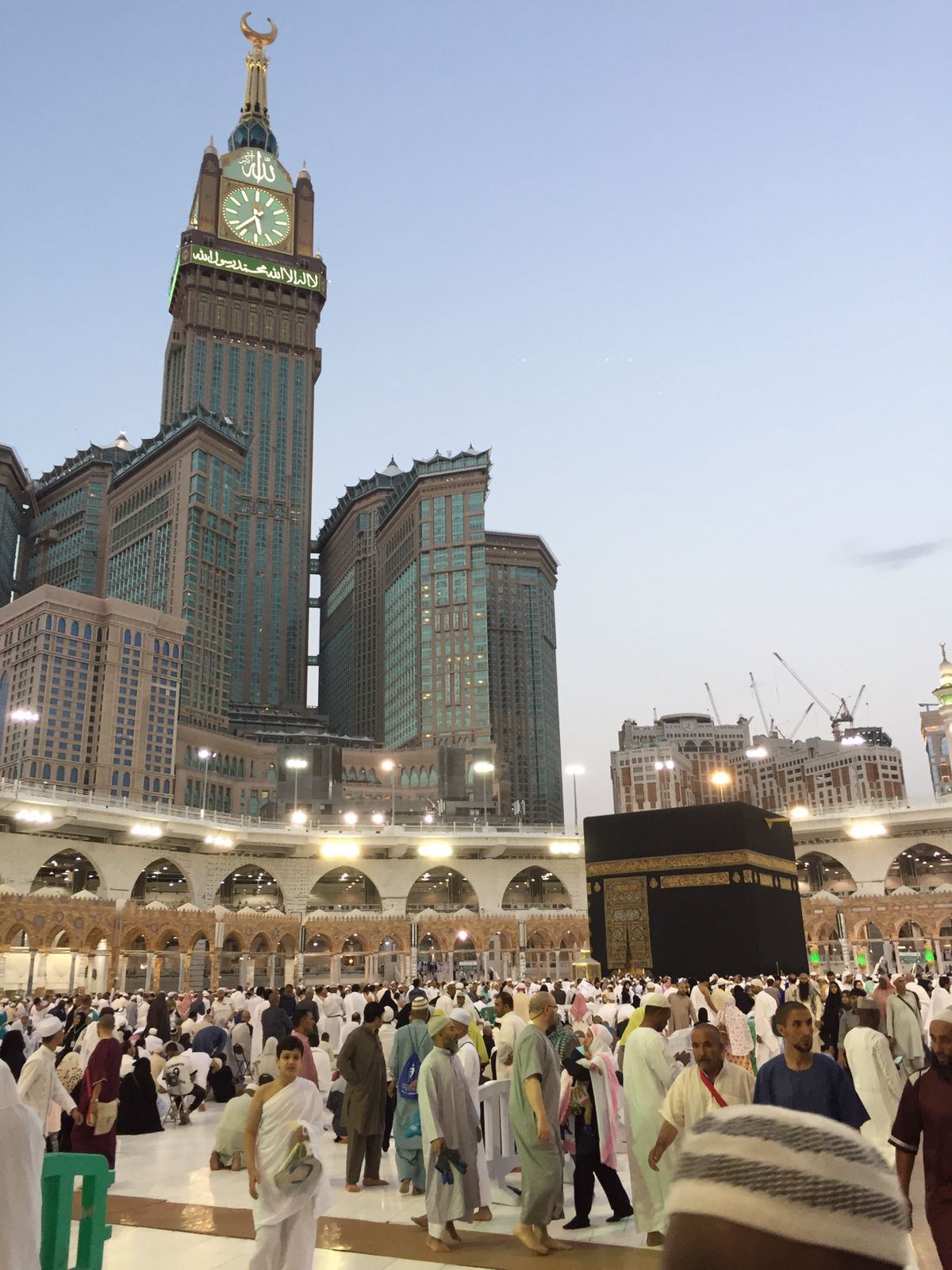 Suasana jamaah umrah di sekitaran Kakbah, Majidil Haram, Kota Suci Makkah. Foto: Irfan Abdul Gani/Pilarindonesia.com