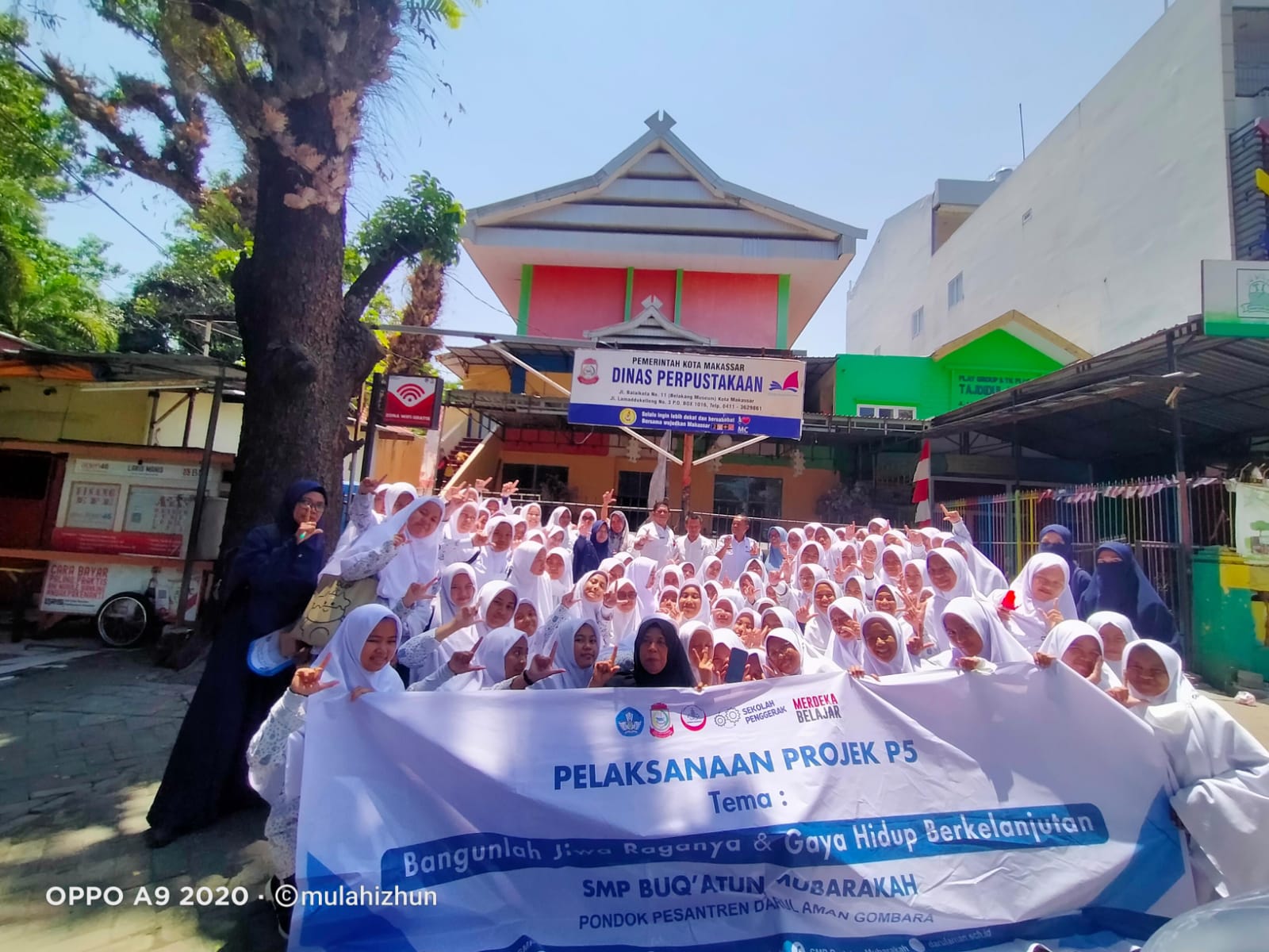 Santriwati SMP Buq'atun Mubarakah, Pondok Pesantren Darul Aman Gombara, berpose usai kunjungan di Perpustakaan Dinas Kota Makassar, pada Rabu,(4/10/2023).