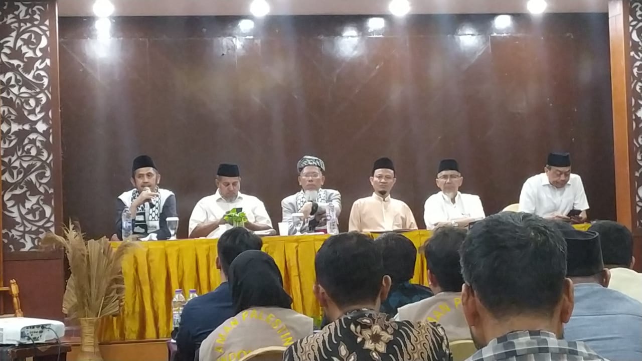 DR. KH. Muh. Zaitun Rasmin, bersama sejumlah asatidz memberikan keterangan kepada media di Jakarta pada Kamis (26/10/2023).