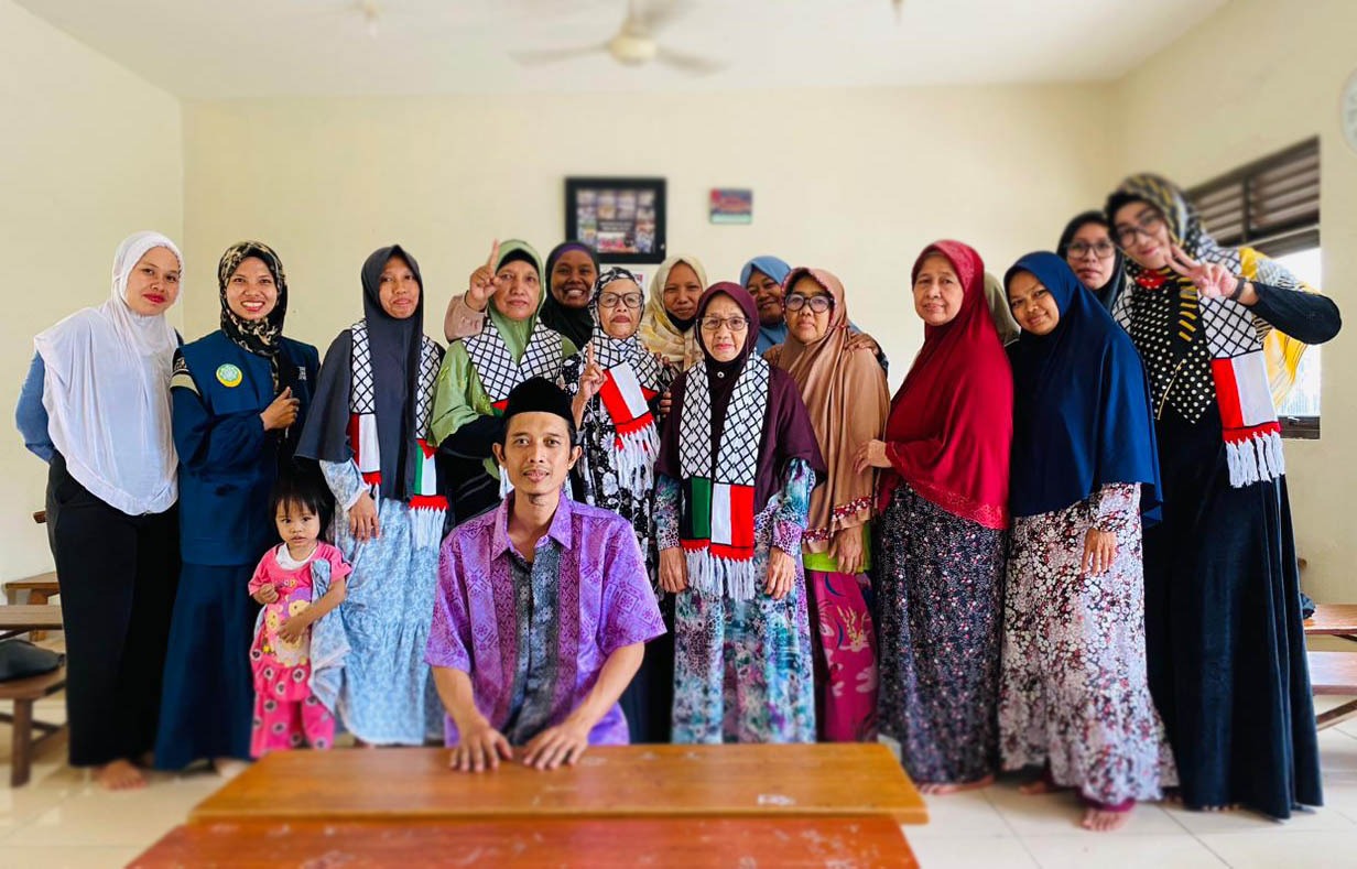 Ustadz Arif bersama emak-emak peserta dukasi bahaya riba.