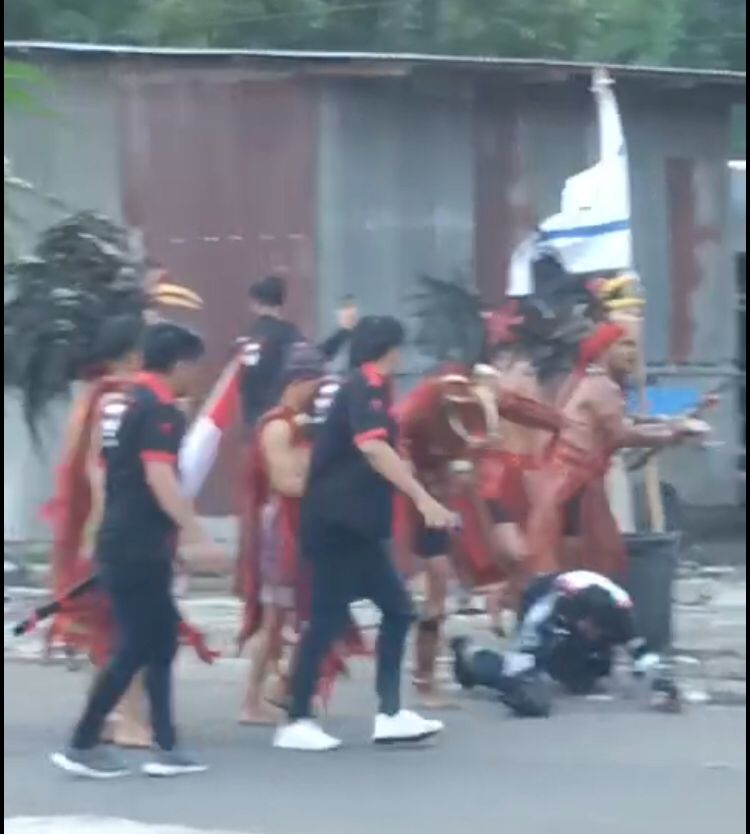 Sejumlah anggota ormas menganiaya laskar Bulan Sabit Merah di Bitung, Sulawesi Utara, pada Sabtu (25/11/2023).