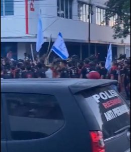Kelompok ormas yang terlibat bentrok di Sulawesi Utara membawa bendera Israel.