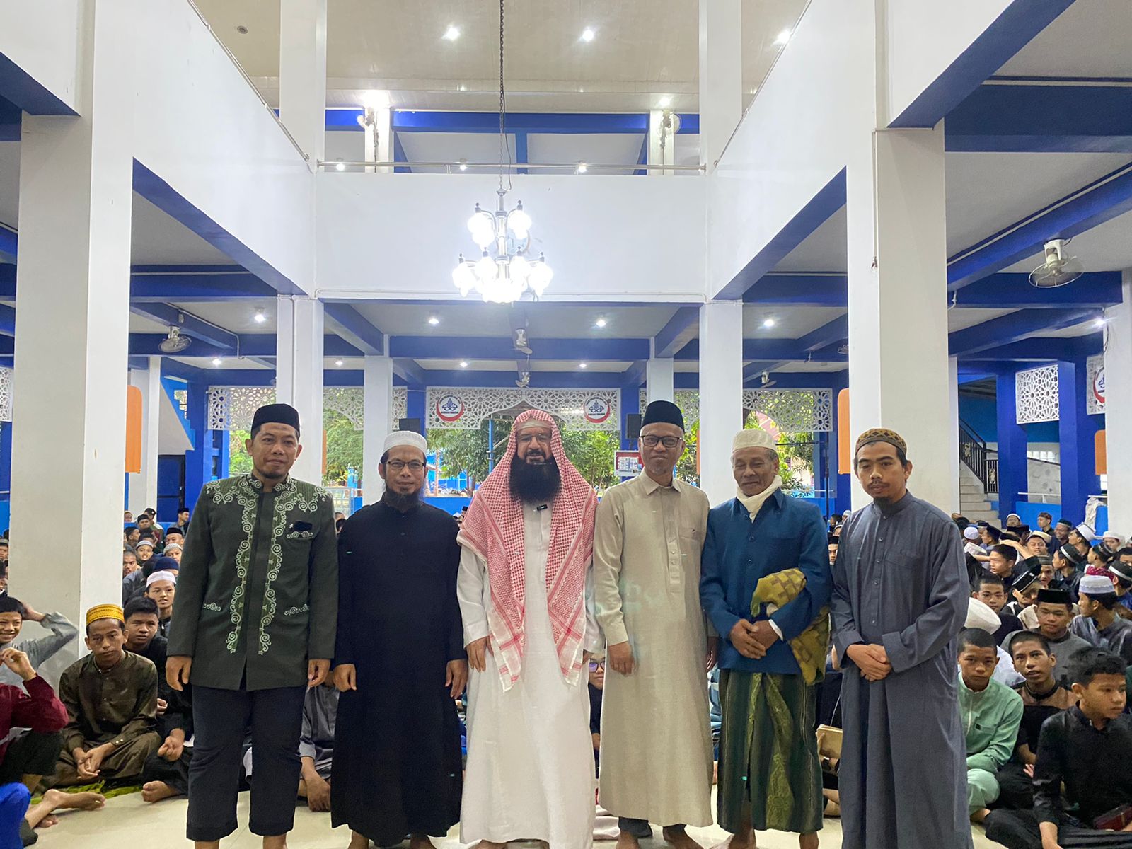 Syaikh Muraweh berpose bersama dengan jajaran keluarga besar Pondok Pesantren Darul Aman Gombara, Kota Makassar, saat melakukan kunjungan, pada Jumat (24/11/2023).