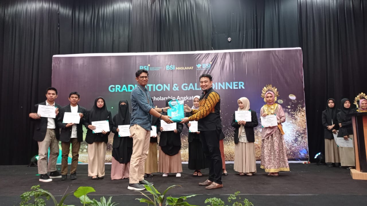 Manager BSI Maslahat Regional Makassar, Ichwan Jufri, menyerahkan cenderamata kepada pihak kampus UNM, dalam acara Graduation & Gala Dinner, di Hotel Swiss-Bellin, Makassar, Rabu (6/12/2023).