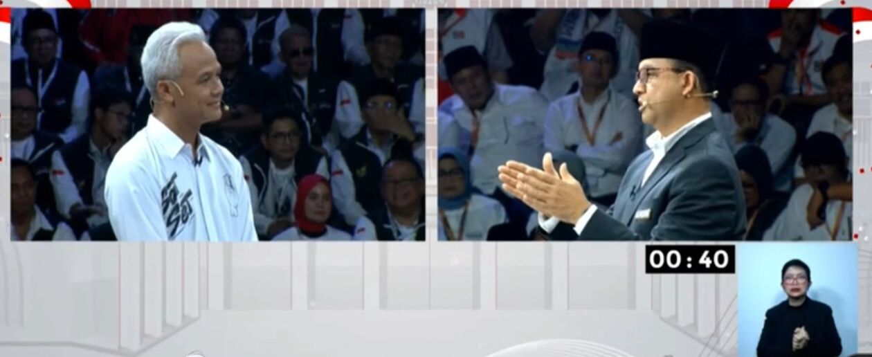 Capres Anies Baswedan dan Ganjar Pranowo dalam debat perdana Pilpres 2024.