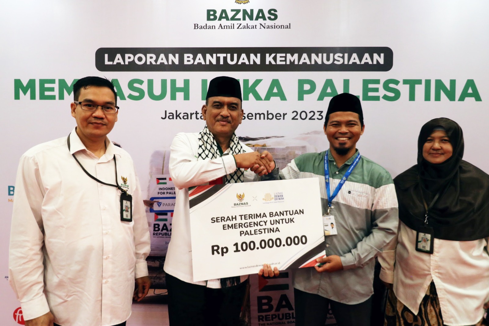 Baznas-Laznas Dewan Dakwah penyerahkan donasi untuk Palestina.