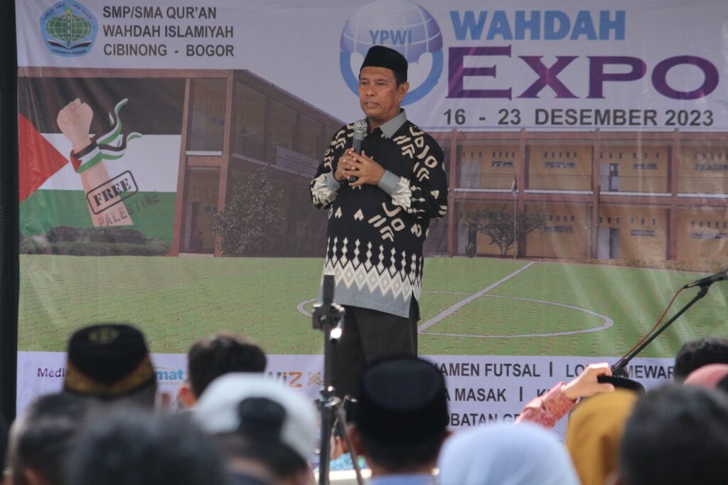 Ketua YPWI, Ir H Nursalam Siradjuddin, memberi sambutan dalam acara pembukaan Wahdah Expo. Foto:  Radarbogor.id