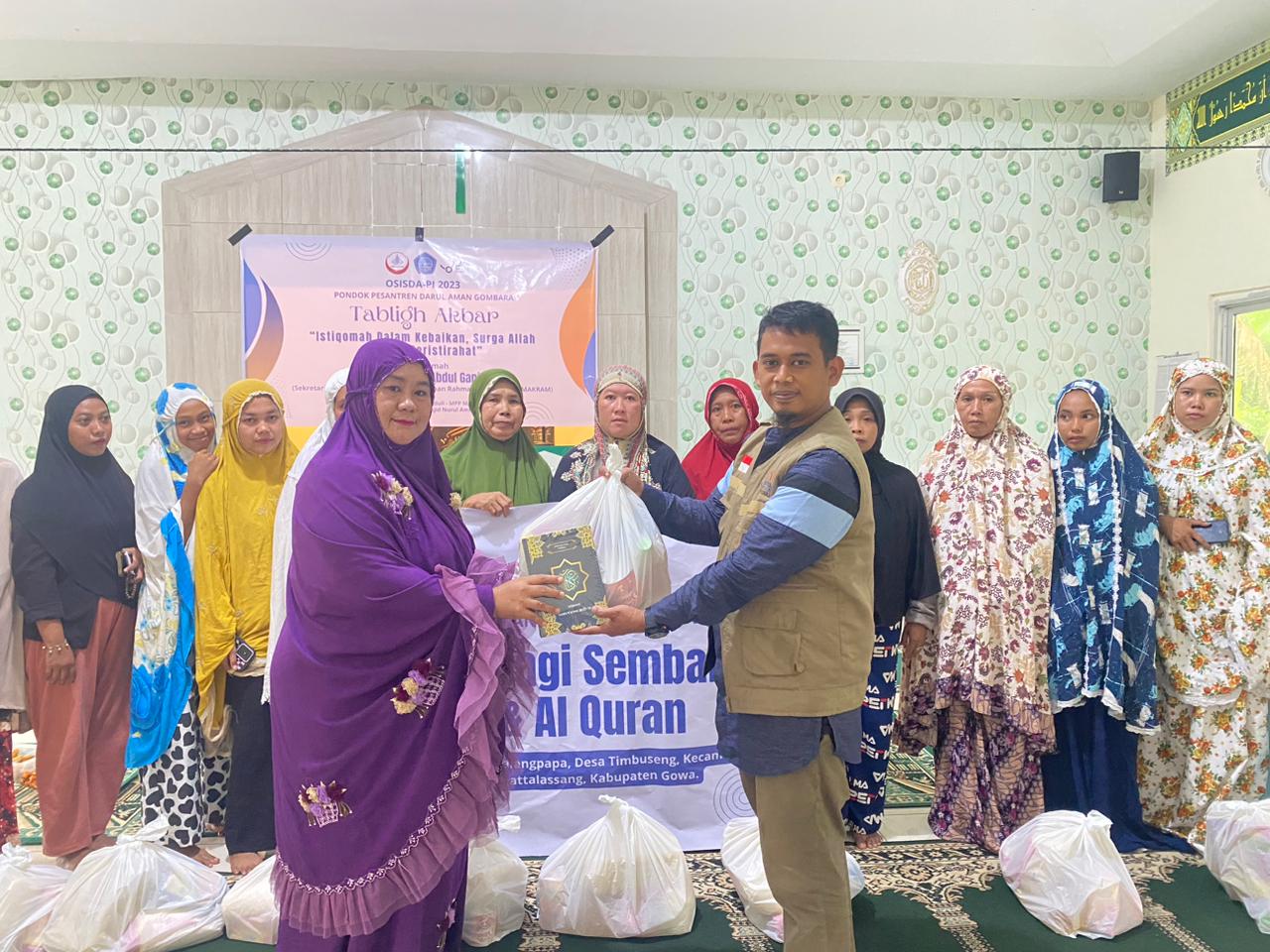 Ustadz Abdul Gaffar menyerahkan paket bantuan santri kepada warga di Dusun Balangpapa, Desa Timbuseng, Kabupaten Gowa.