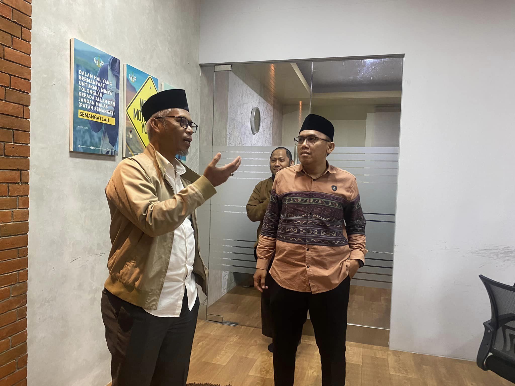 Ustadz Ije disambut Ustadz Gishar Hamka saat kunjungannya ke kantor DPD Wahdah Islamiyah Makassar belum lama ini.