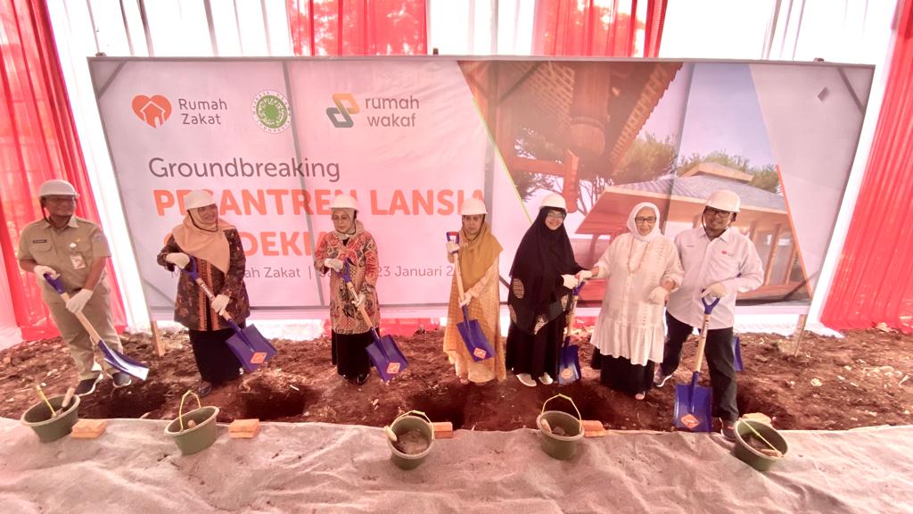 Acara peletakan batu pertama Pesantren Cendekia Lansia yang dibangun MUI-Rumah Zakat di Cipayung, Jakarta Timur.