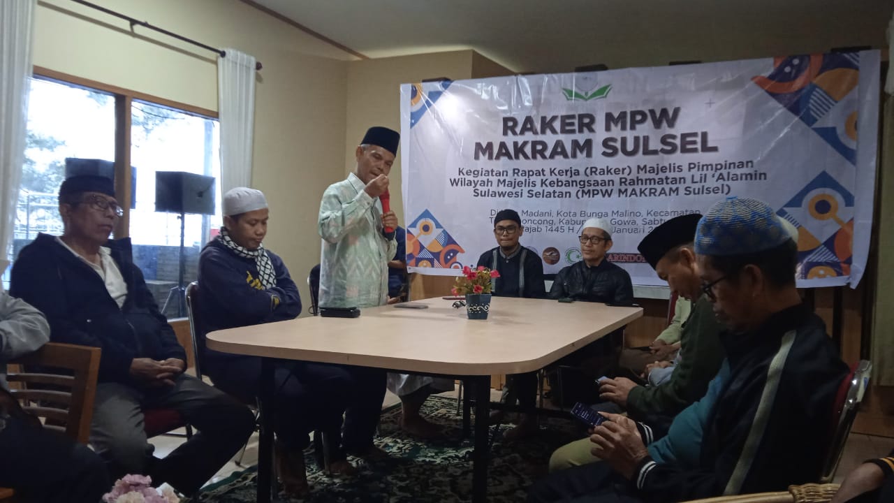 Ketua Presidium MPP MAKRAM, Prof. Dr. H. Muh. Asdar, SE., M.Si., C.W.M, memberikan pengarahan dalam acara Raker MPW MAKRAM di Villa Madani, Malino, Kabupaten Gowa, pada Sabtu-Ahad (20-21/1/2023).