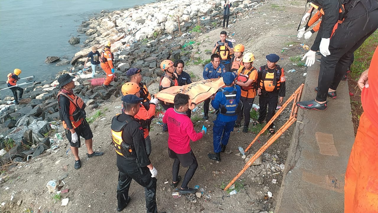 Tim SAR gabung mengevakuasi korban perahu terbalik di CPI Makassar.