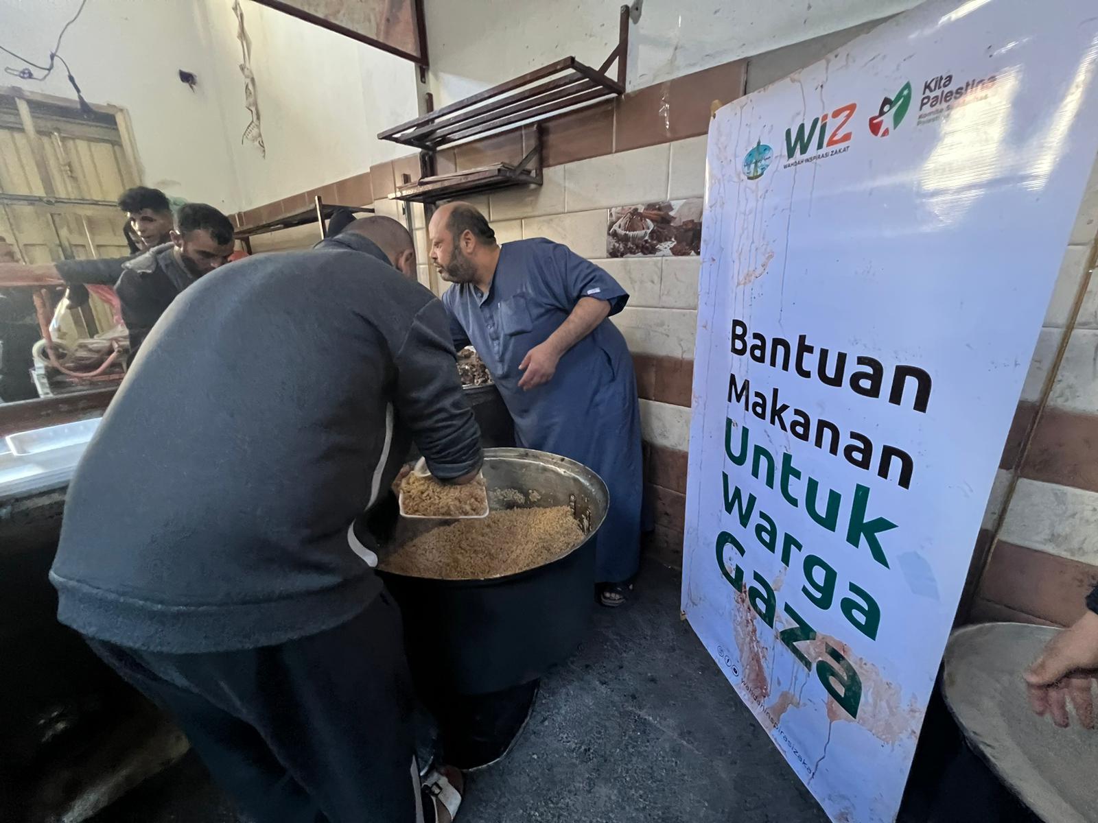 Relawan WIZ di Gaza, Palestina, membagikan makanan kepada pengungsi.