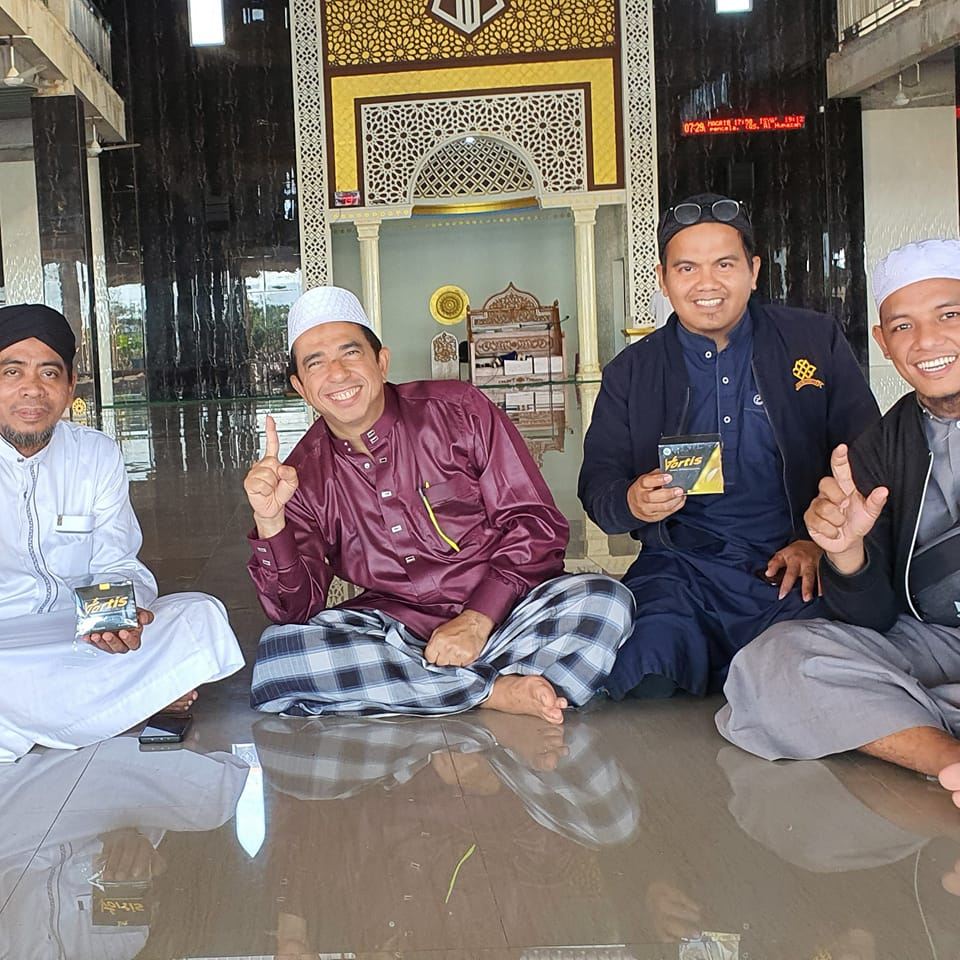 Mendiang dr. Yusuf Bachmid (jubah warna merah maroon). Foto: Facebook