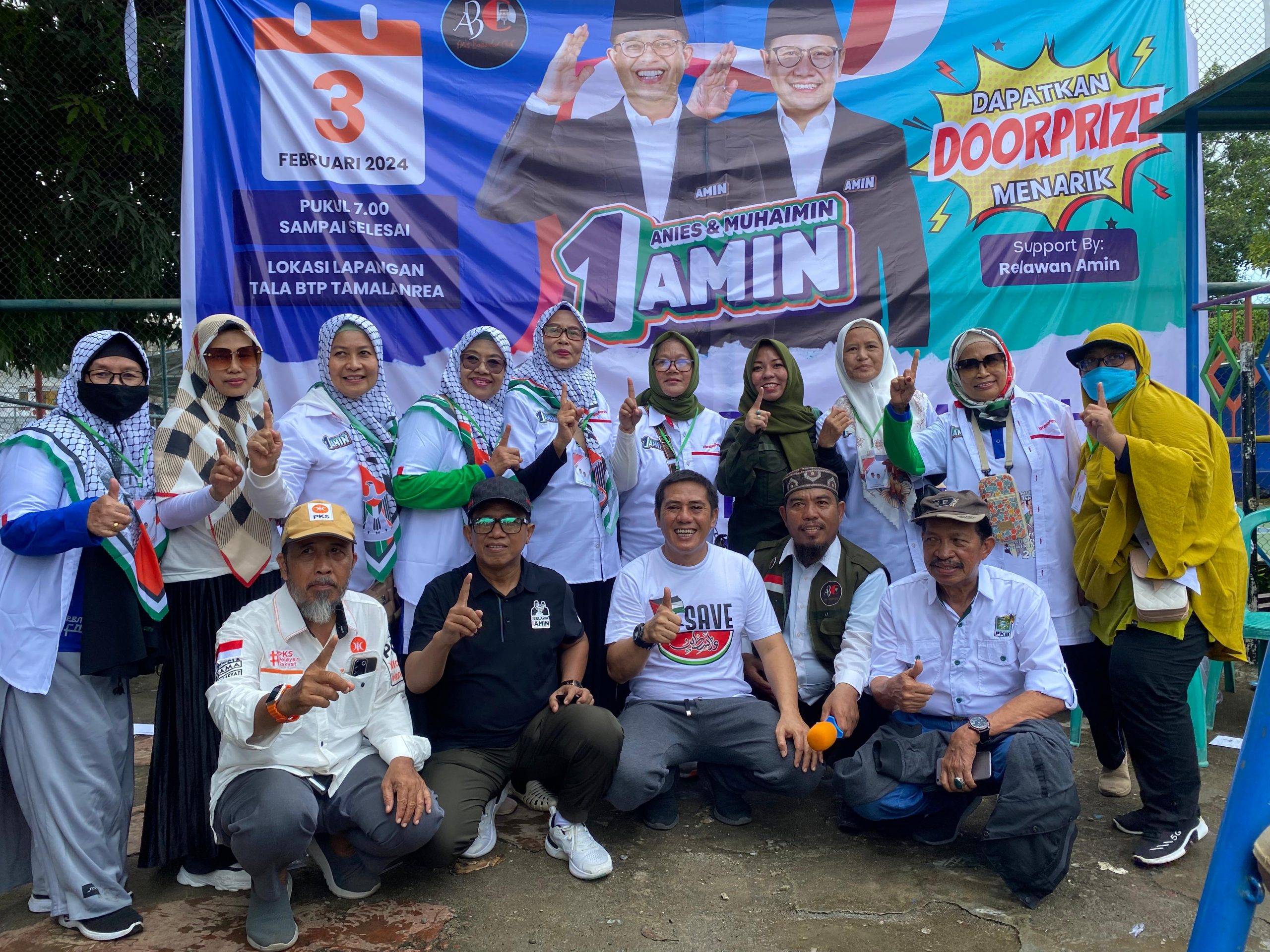 Para relawan dan caleg dari parpol pengusung AMIN berpose di sela acara di Lapangan Tala, BTP, Kota Makassar, pada Sabtu, 3 Februari 2024.