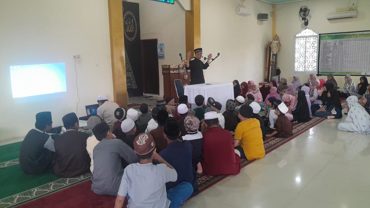 Ustadz Awaluddin, S.Pd., Gr., saat menyampaikan materi di depan remaja dan anak-anak Masjid Al Insan, Perumahan Bumi Zarindah, Kecamatan Pattallassang, Kabupaten Gowa, Ahad (25/2/2024).