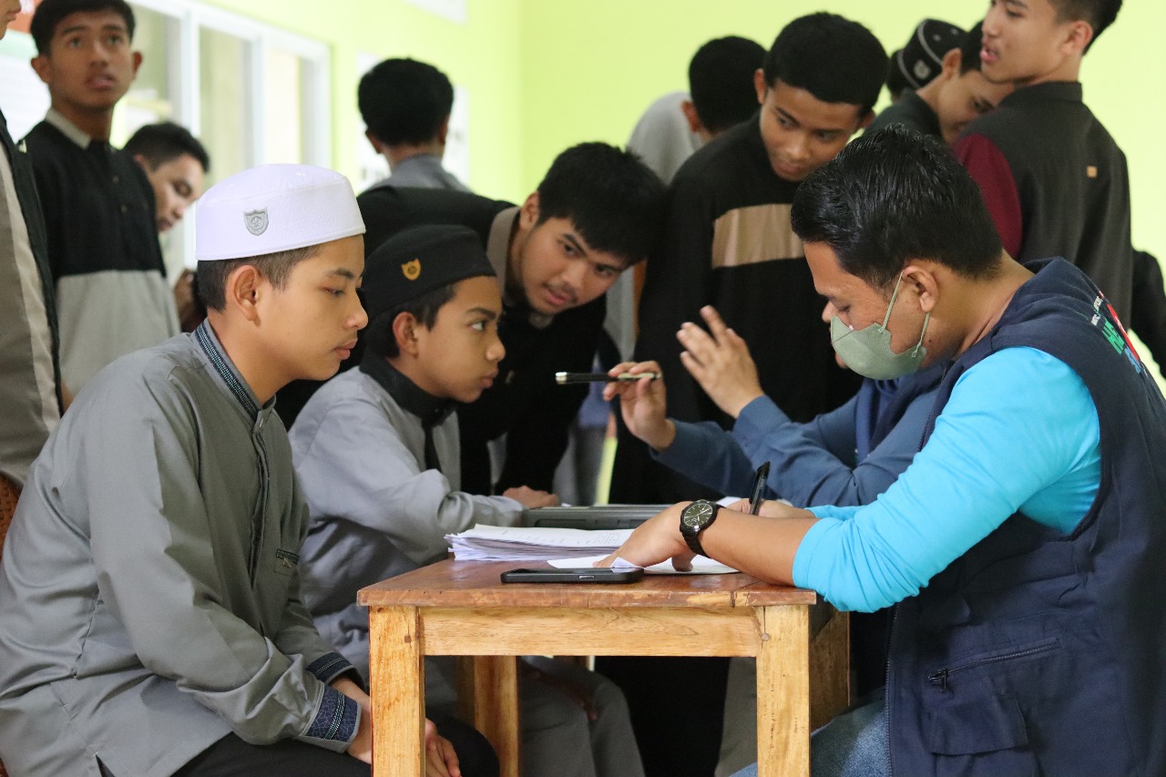 Santri Villa Tahfizh Himmatul Qur'an Malino memeriksakan kesehatan mereka kepada mahasiswa Fakultas Kedokteran Unhas Makassar.