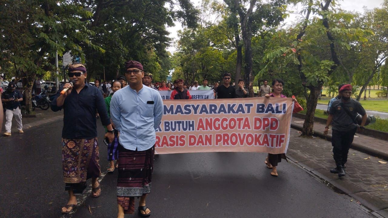 Sekelompok masyarakat di Bali saat menggelar aksi damai dalam mengecam Arya Wedakarna, belum lama ini.  