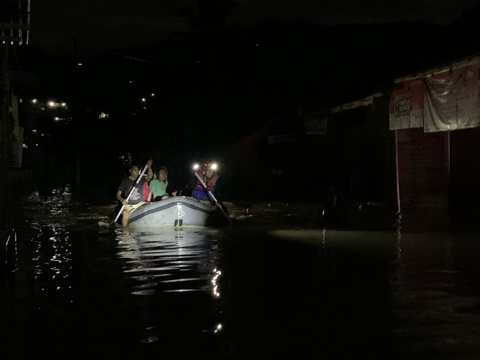 Upaya evakuasi mengggunakan perahu karet di tengah banjir yang melanda Kabupaten Tana Toraja, Sulsel. Dok. Basarnas