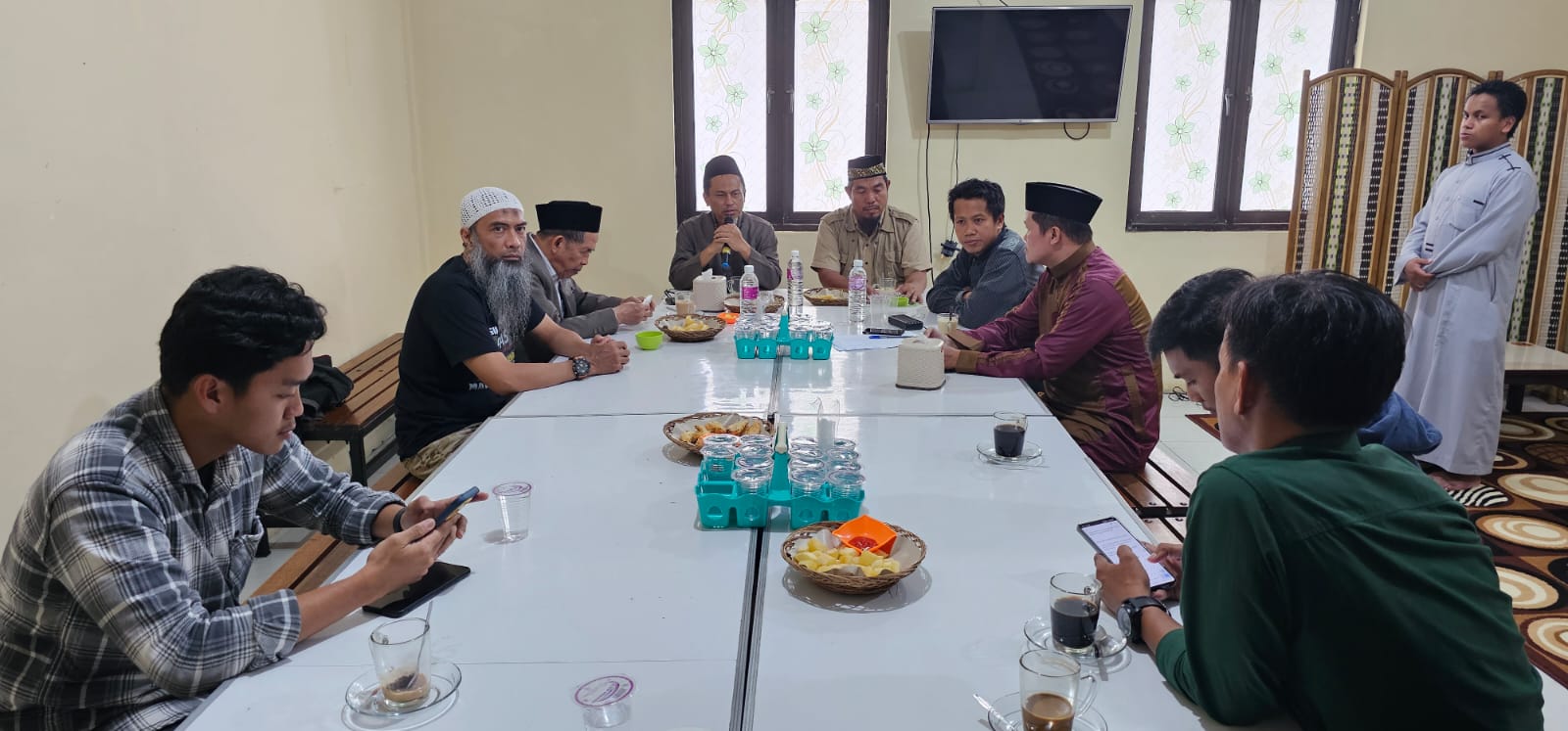 Ustadz Muhammad Ikhwan Jalil, juru bicara Aliansi Penjaga Ulama dan Ummat Islam Sulsel, sampaikan pernyataan di Kota Makassar, Selasa, 27 Februari 2024. 