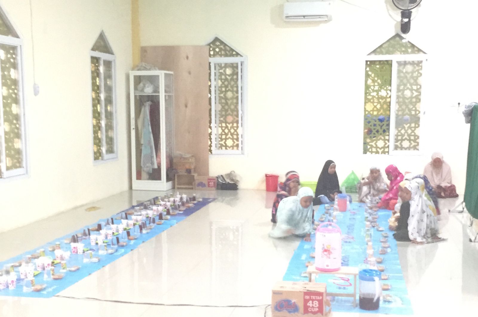 Persiapan berbuka di Masjid Al Insan, Perumahan Bumi Zarindah, Japing, Kabupaten Gowa, beberapa tahun yang lalu. Dok. Pilarindonesia.com