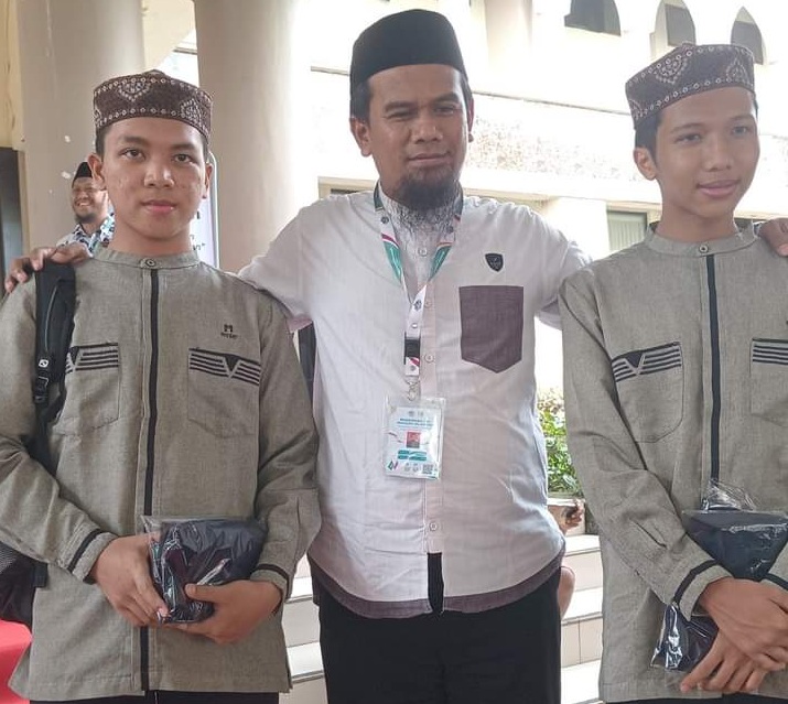 Ahmad dan Kamil berpose dengan salah seorang pengurus ormas Wahdah Islamiyah. Foto: Istimewa