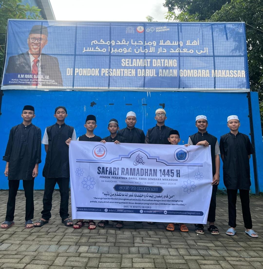 Santri Pesantren Darul Aman berpose bersama sebelum dilepas ke daerah penugasan masing-masing.