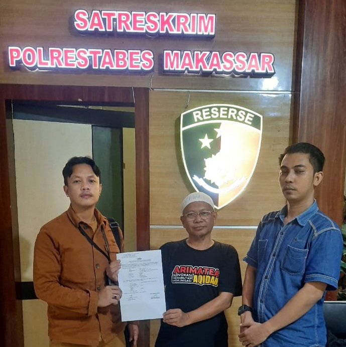 Ketua Forum Arimate Sulsel, Jumzar Rachman, didampingi dua orang pengacara, usai memasukkan laporan di Polrestabes Makassar.