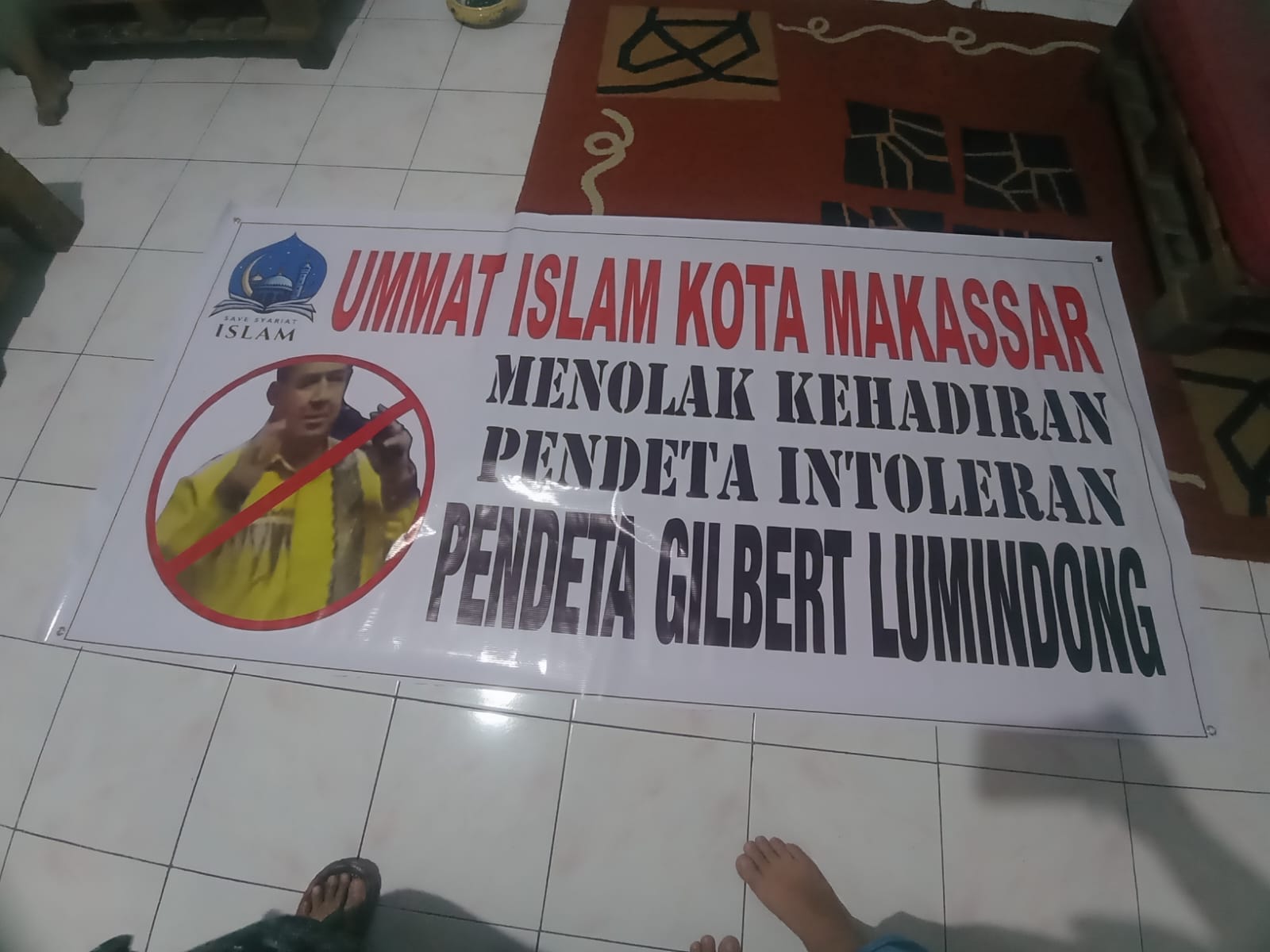 Spanduk penolakan kedatangan Pendeta Gilbert Lumoindong di Kota Makassar.
