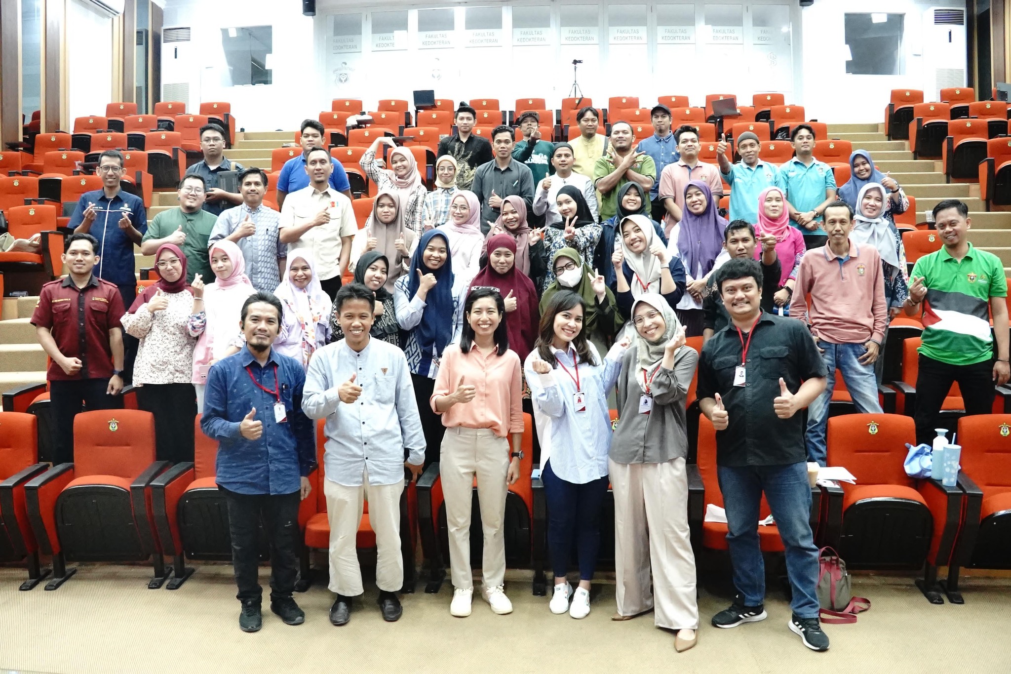 Peserta, panitia, dan pemateri, berpose bersama di sela acara Workshop Kehumasan, yang digelar di Fakultas Kedokteran