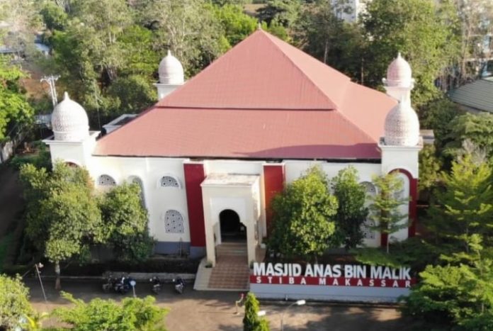 Masjid Anas bin Malik di Kampus STIBA Makassar.