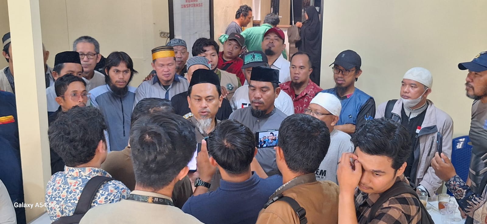 Aktivis Forum Ummat Islam Bersatu (FUIB) Sulsel saat memberikan keterangan kepada media terkait kasus W Super Club, belum lama ini.