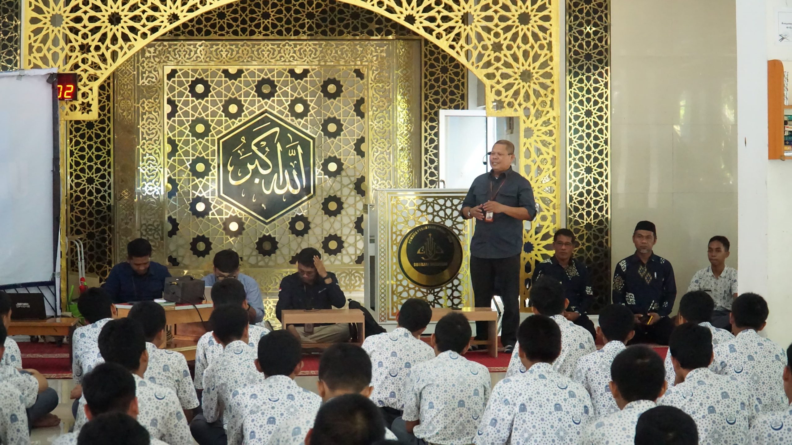 Acara BI Mengajar untuk program Cinta, Bangga dan Paham Rupiah Go To School di SMAS Buq'atun Mubarakah Ponpes Darul Aman Gombara, Makassar, Sabtu, 18 Mei 2024.