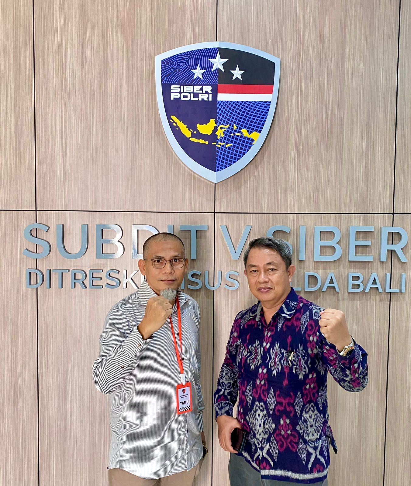 Zulfikar Ramly bersama dengan Ketua Harian Bidang Hukum MUI Bali, Agus Samijaya, di Polda Bali.