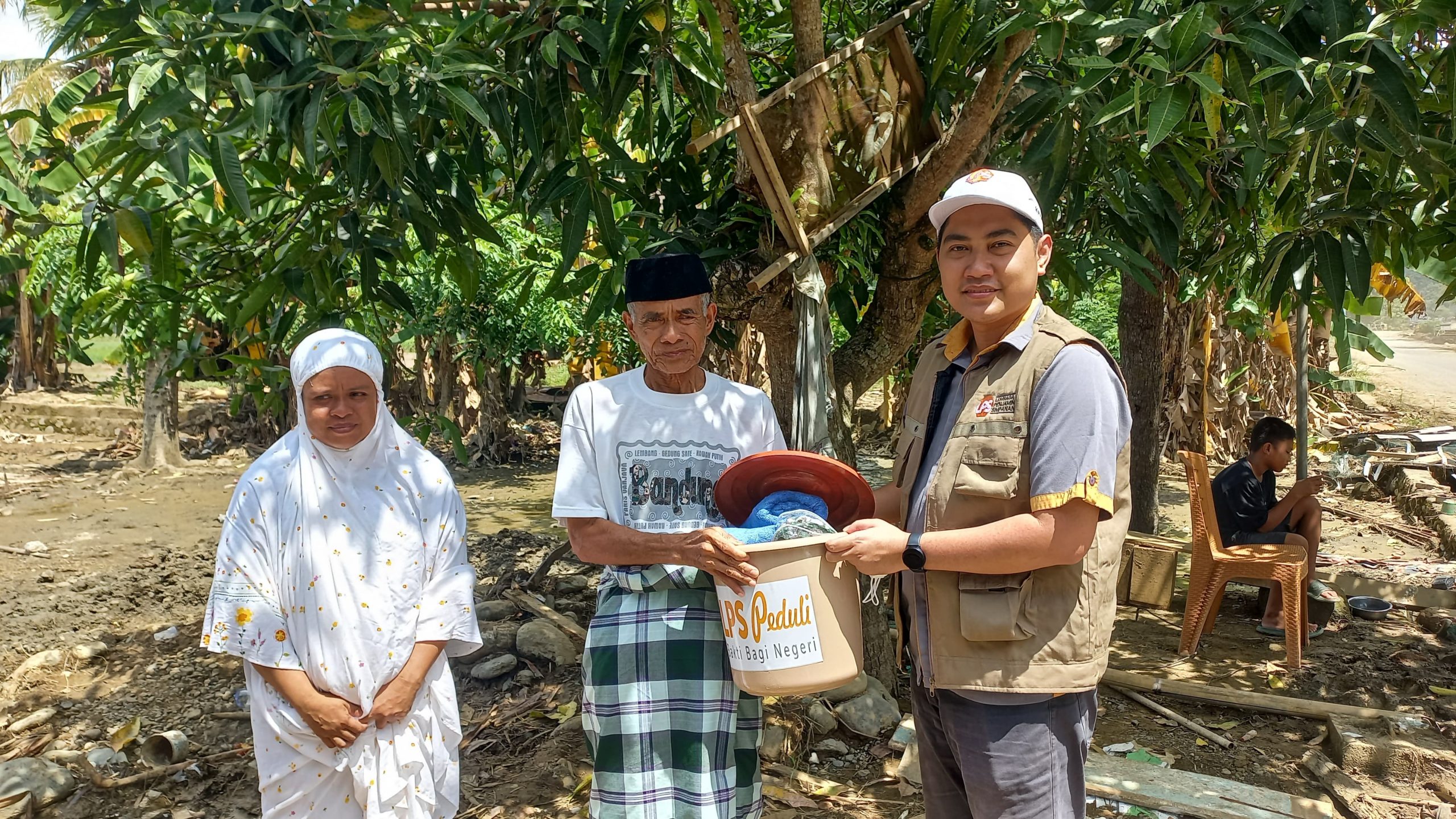 Warga yang terdampak banjir di Luwu menerima bantuan dari LPS Peduli-Rumah Zakat.