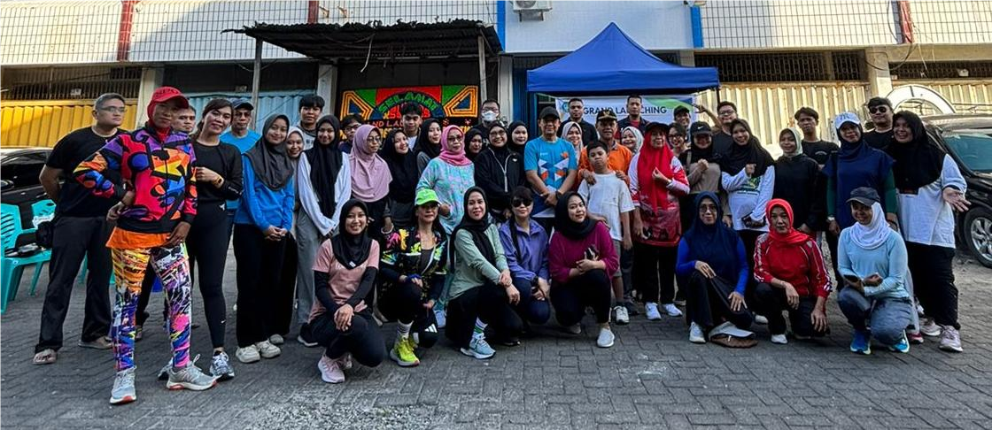 Prof Asdar berpose bersama dengan para pesarta usai kegiatan.